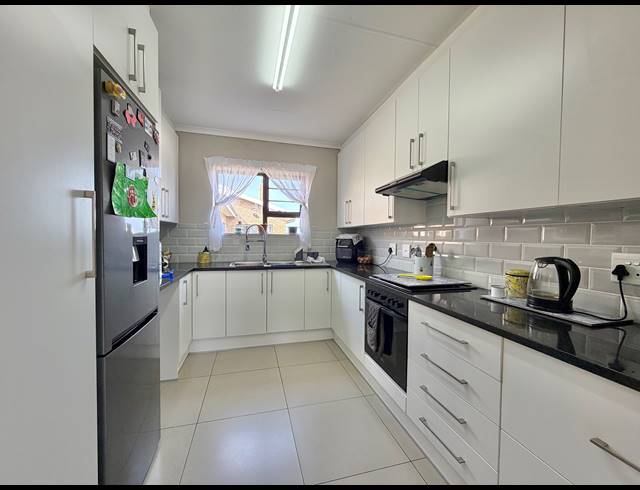 3 BEDROOM TOWNHOUSE FOR SALE IN JEFFREYS BAY CENTRAL